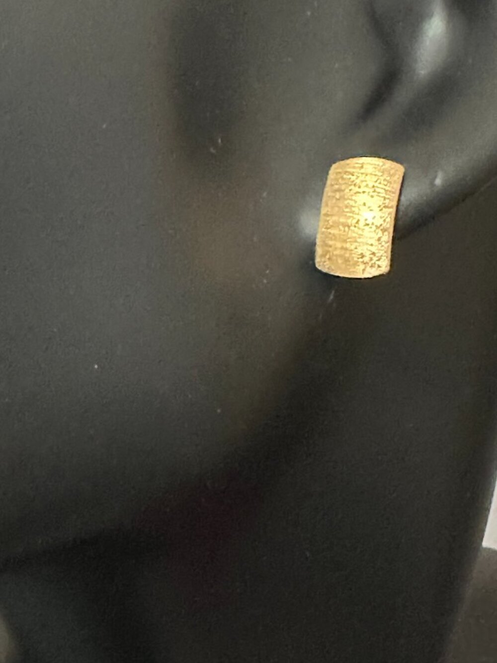 18K Gold Earrings Stud Rectangle Frosted 1.55 grams - Picture 7 of 7